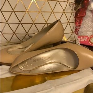 Ladies cream pumps;  comfortable